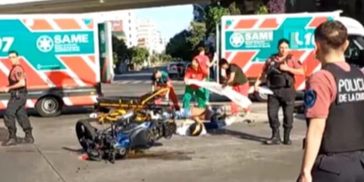 Tragedia en Palermo: un colectivo atropelló a moteros tras una caída y provocó dos muertes