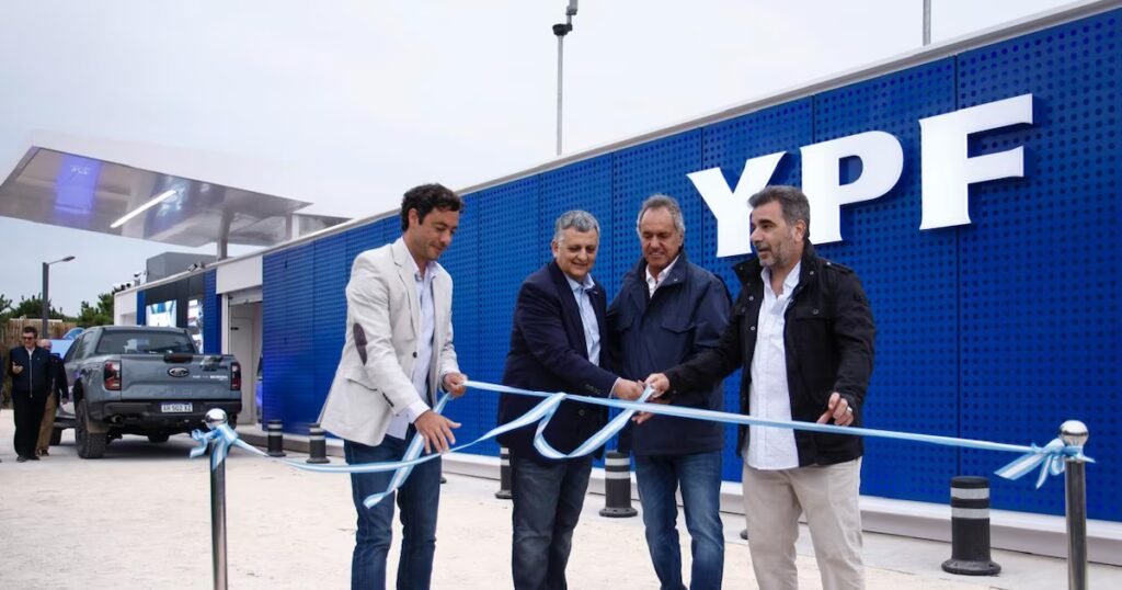 YPF lanzó su primera estación móvil en Pinamar para mejorar el servicio en verano