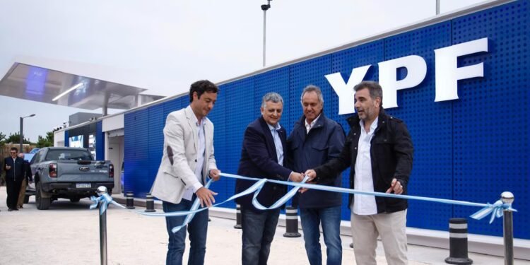 YPF lanzó su primera estación móvil en Pinamar para mejorar el servicio en verano