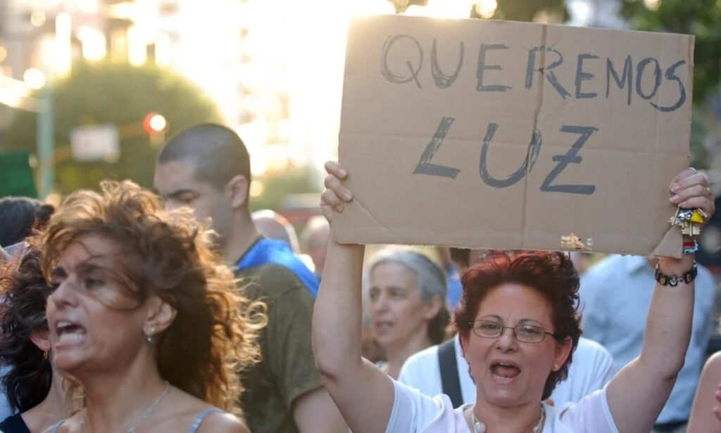 Bajó el calor pero más de 7 mil vecinos del AMBA siguen sin luz