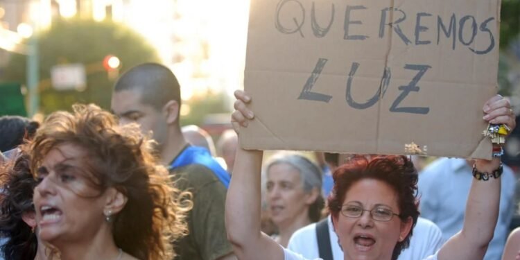 Bajó el calor pero más de 7 mil vecinos del AMBA siguen sin luz