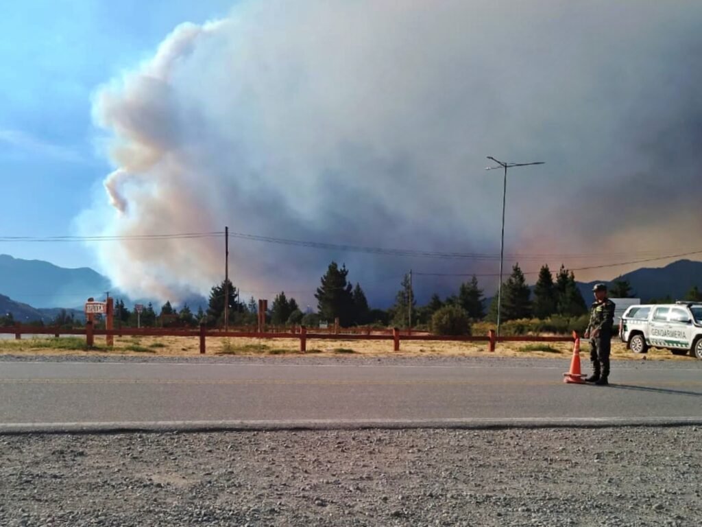 El fuego arrasa en Chubut y ya opera el gigante hidrante que lucha contra las llamas