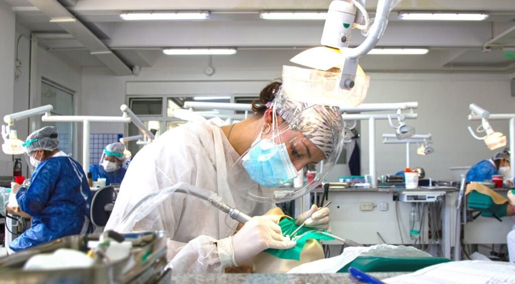 Hospital Odontológico de la UBA: la demanda crece y pacientes hacen fila para atención