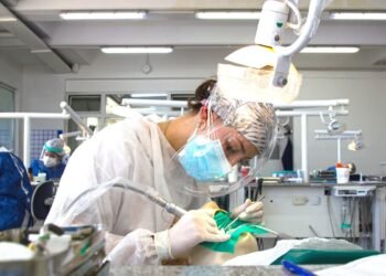 Hospital Odontológico de la UBA: la demanda crece y pacientes hacen fila para atención