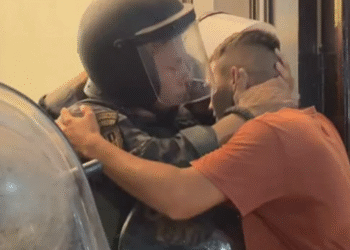 Padre de nena abusada en Arrecifes se emociona al abrazar a policía en reclamo de justicia