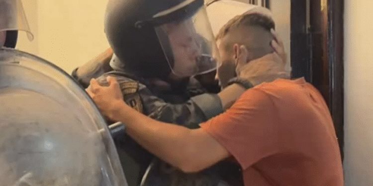 Padre de nena abusada en Arrecifes se emociona al abrazar a policía en reclamo de justicia