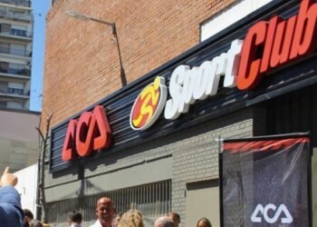 El ACA y SportClub abren un nuevo gimnasio en Flores para promover el bienestar saludable