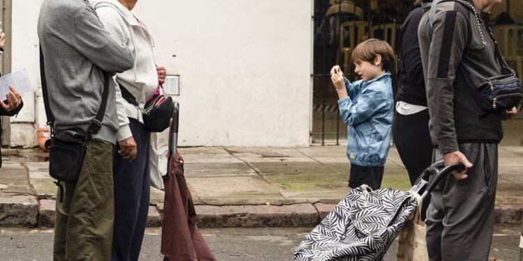 La revolución demográfica que redefine el futuro de la Argentina y asusta al sistema público