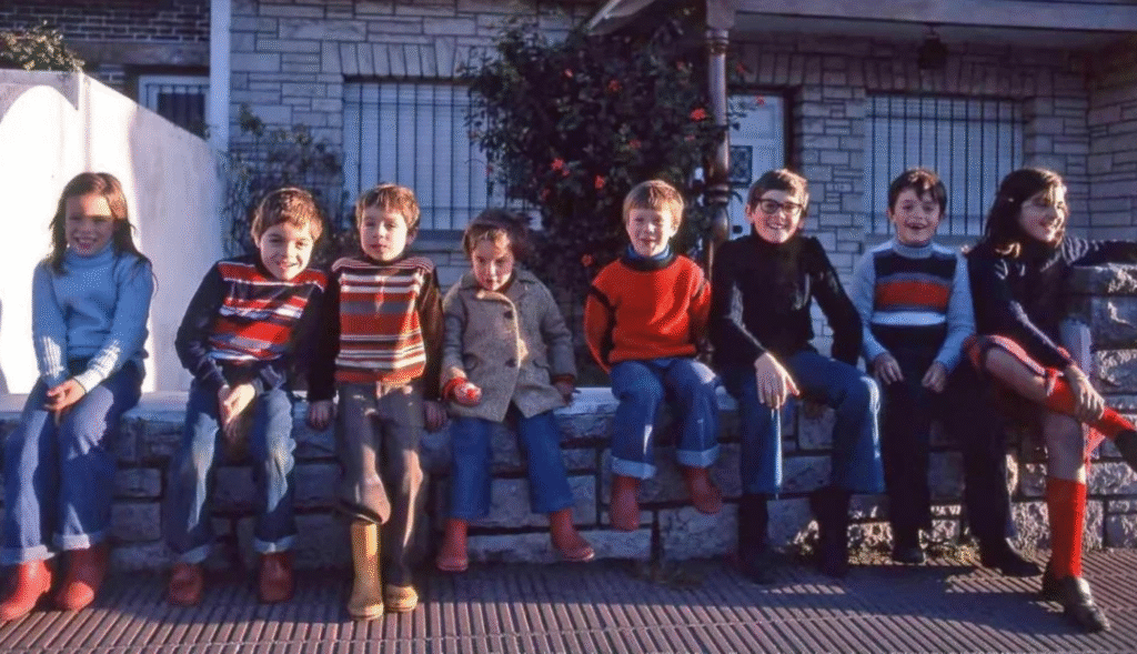 Casi 50 años después, amigos del barrio se reencontraron gracias a una foto en Mar del Plata