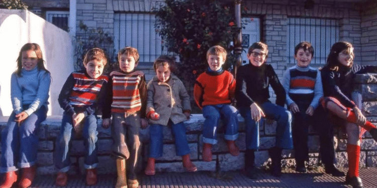 Casi 50 años después, amigos del barrio se reencontraron gracias a una foto en Mar del Plata