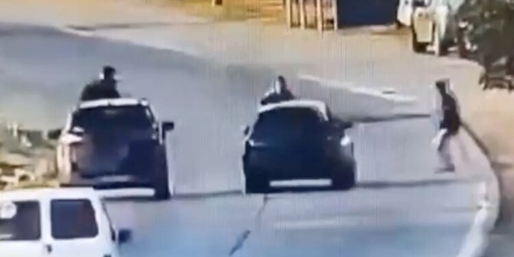 Una policía arrolló a un delincuente en Quilmes durante un robo y quedó grabado en video