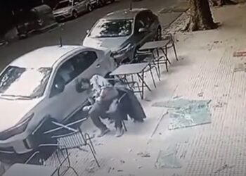 Milagro en Palermo: un blindex cayó sobre un hombre mientras comía en un bar