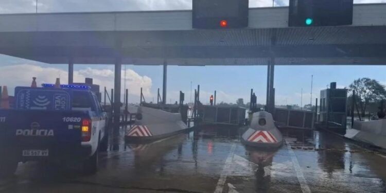 Temporal letal en Córdoba: falleció un trabajador del peaje por una cabina voladora