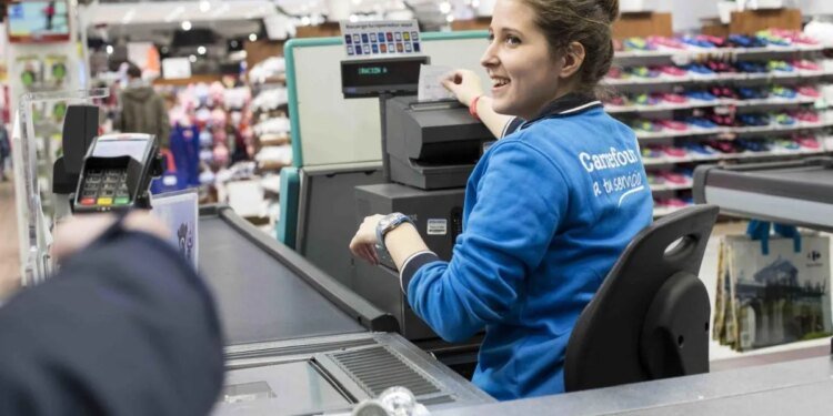 Nuevo aumento para empleados de comercio en enero 2026: ¿cómo quedarán los salarios?