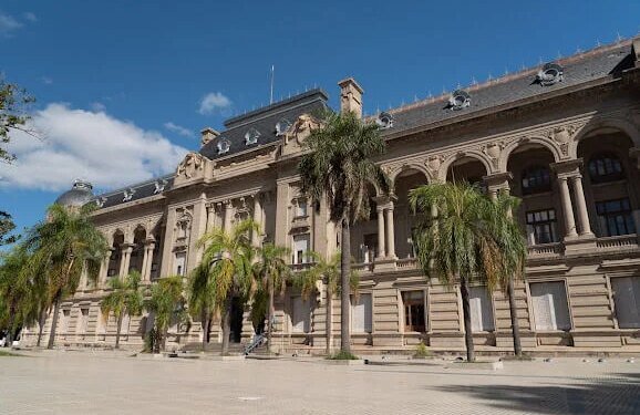 Santa Fe enfrenta crisis económica que complica paritarias de municipios y comunas