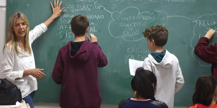 Acuerdo entre el Gobierno de Buenos Aires y gremios docentes para iniciar las clases en marzo