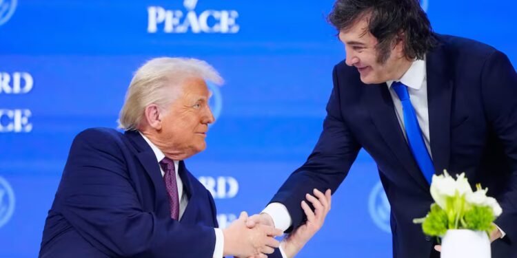 EE.UU. y Milei en negociaciones secretas para deportar inmigrantes a Argentina