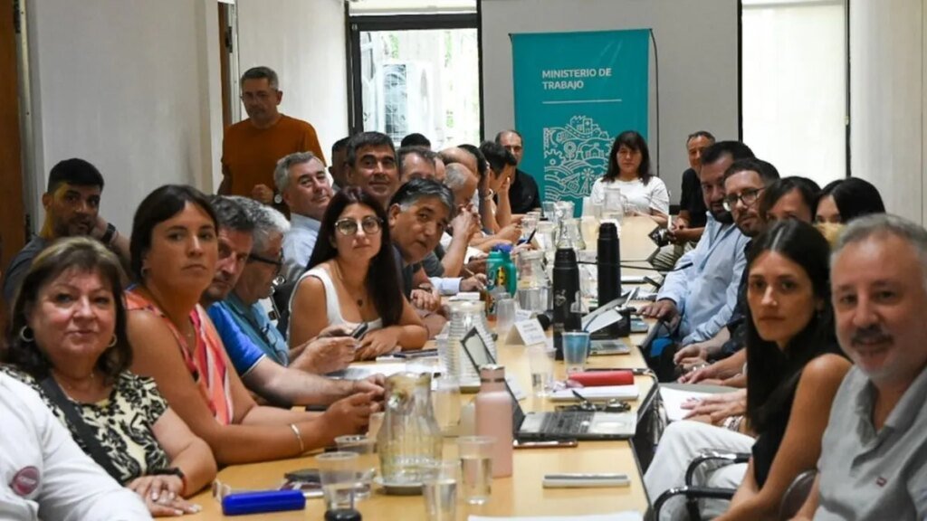 La Provincia de Buenos Aires mejoró su oferta salarial y logró acuerdo con docentes y estatales