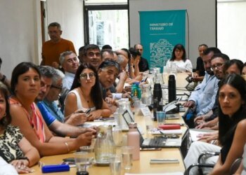 La Provincia de Buenos Aires mejoró su oferta salarial y logró acuerdo con docentes y estatales