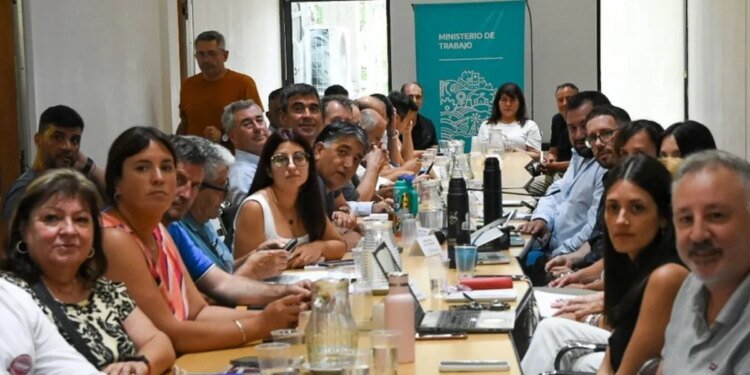 La Provincia de Buenos Aires mejoró su oferta salarial y logró acuerdo con docentes y estatales