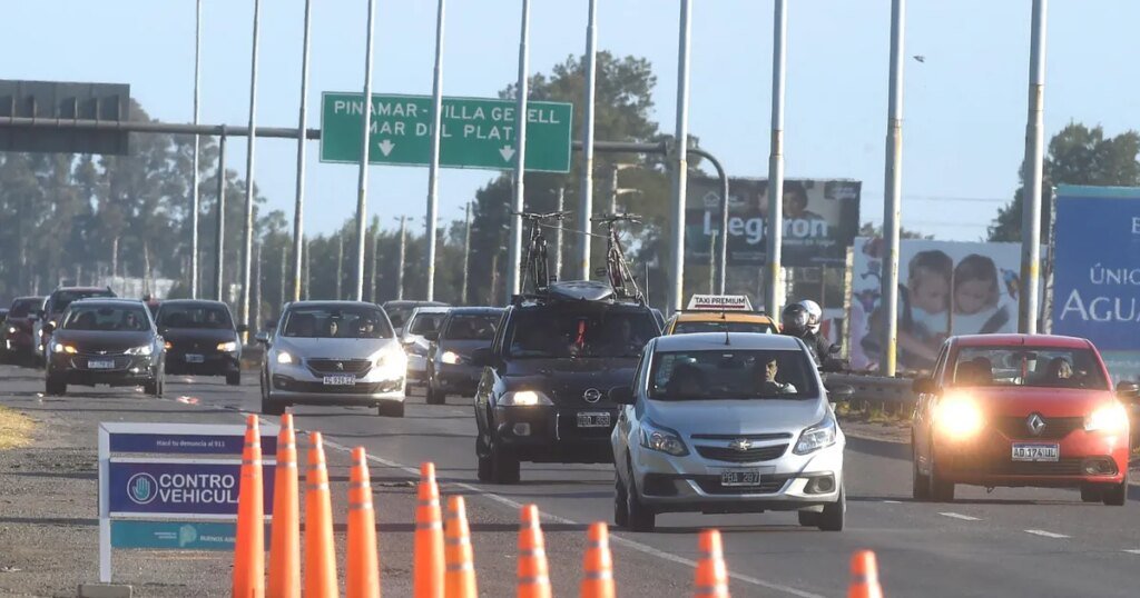 Provincia de Buenos Aires actualiza multas de tránsito: cruzar el semáforo en rojo costará $900 mil