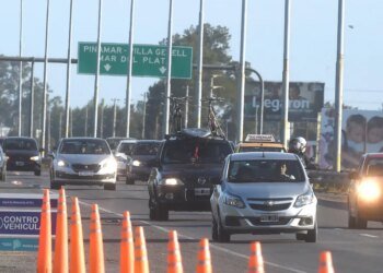 Provincia de Buenos Aires actualiza multas de tránsito: cruzar el semáforo en rojo costará $900 mil