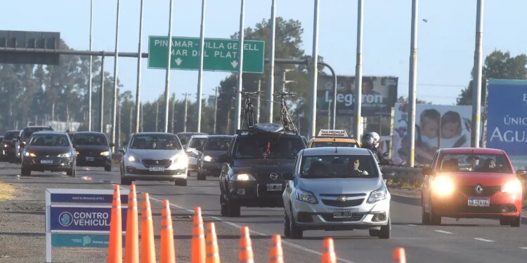 Provincia de Buenos Aires actualiza multas de tránsito: cruzar el semáforo en rojo costará $900 mil