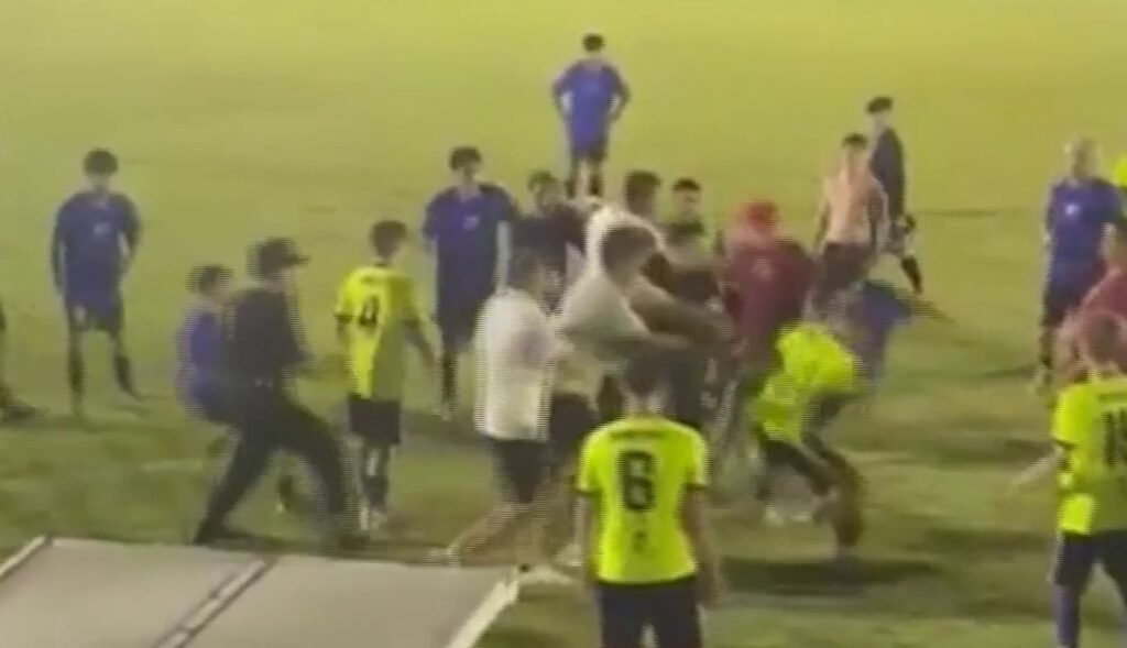 Un policía usó gas pimienta para frenar pelea entre chicos en final del Mundialito