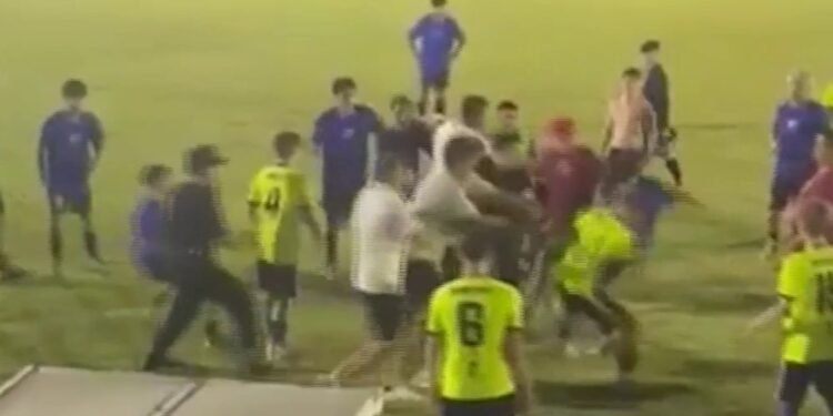 Un policía usó gas pimienta para frenar pelea entre chicos en final del Mundialito