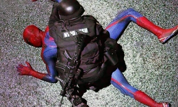 Detuvieron a un “hombre araña” al intentar escalar una casa en Nueva Pompeya
