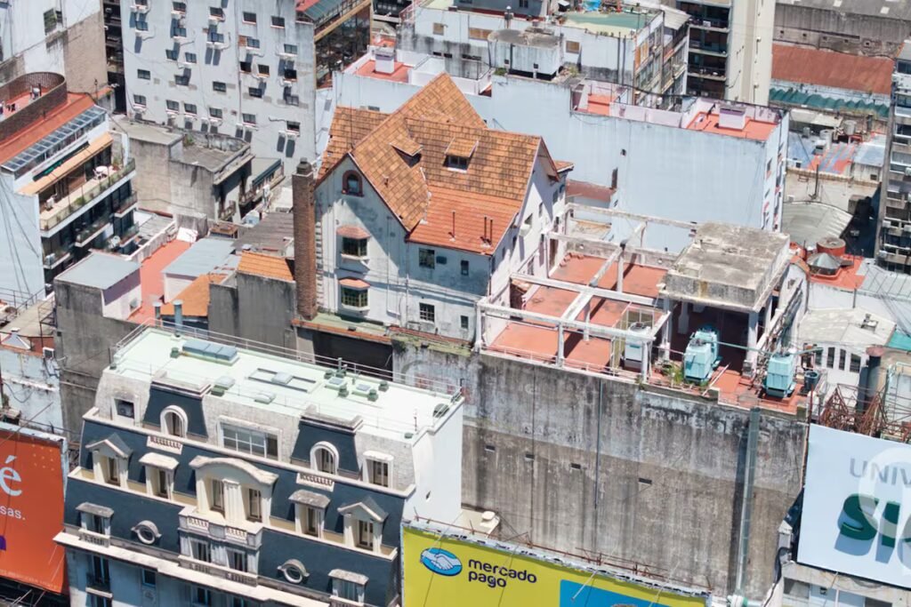 Se vende el icónico Chalet Díaz: un refugio en las alturas de Buenos Aires por US$8 millones