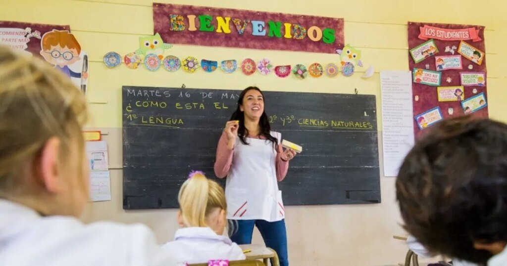 Los docentes y estatales exigen la reapertura de paritarias en la Provincia de Buenos Aires