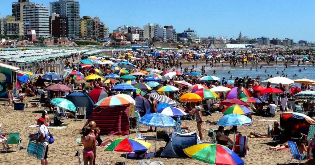 El agua de Mar del Plata sorprendió con 22° y playas llenas en el cierre del año