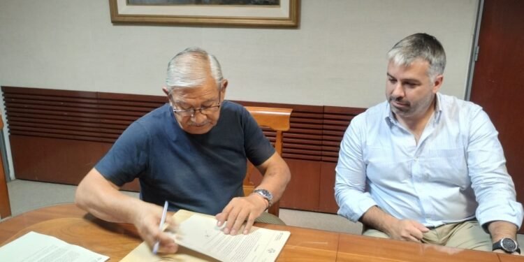 Serrudo vuelve al frente de paritarias y firma acuerdo con el municipio tras su jubilación