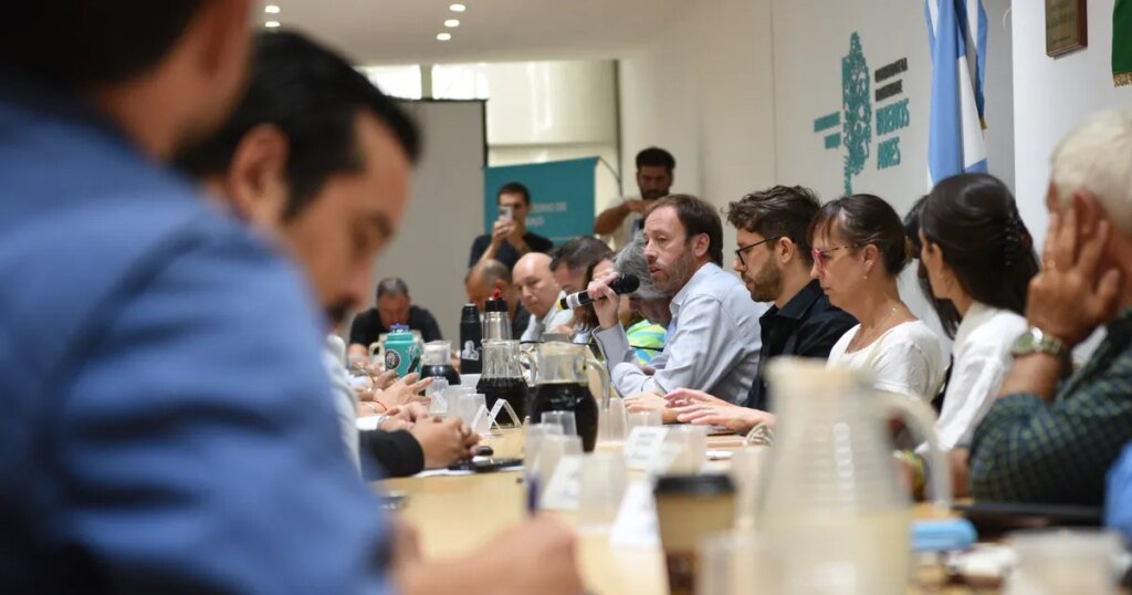 Gremios estatales exigen al gobierno de Kicillof la reapertura de paritarias en enero