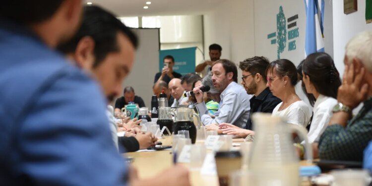 Gremios estatales exigen al gobierno de Kicillof la reapertura de paritarias en enero