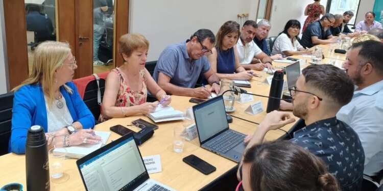 Gremios de Buenos Aires rechazan oferta salarial del gobierno de Kicillof en paritarias