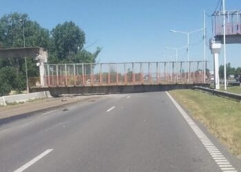 Camión con retroexcavadora derriba un puente peatonal en Rosario y no hay heridos