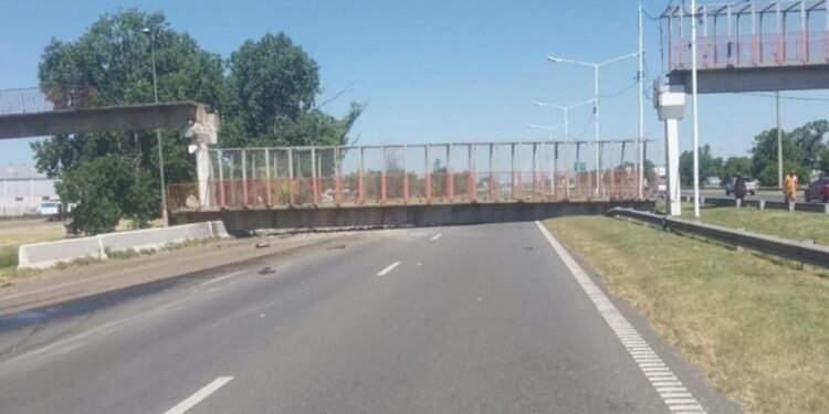 Camión con retroexcavadora derriba un puente peatonal en Rosario y no hay heridos