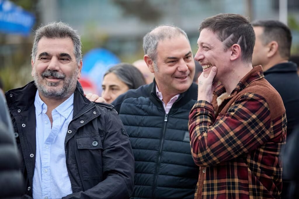 Santiago Caputo sorprendió en Pinamar con nuevo look y tensión con Guillermo Francos