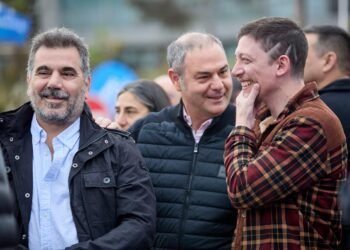 Santiago Caputo sorprendió en Pinamar con nuevo look y tensión con Guillermo Francos