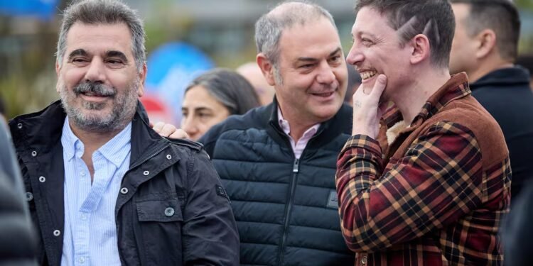 Santiago Caputo sorprendió en Pinamar con nuevo look y tensión con Guillermo Francos
