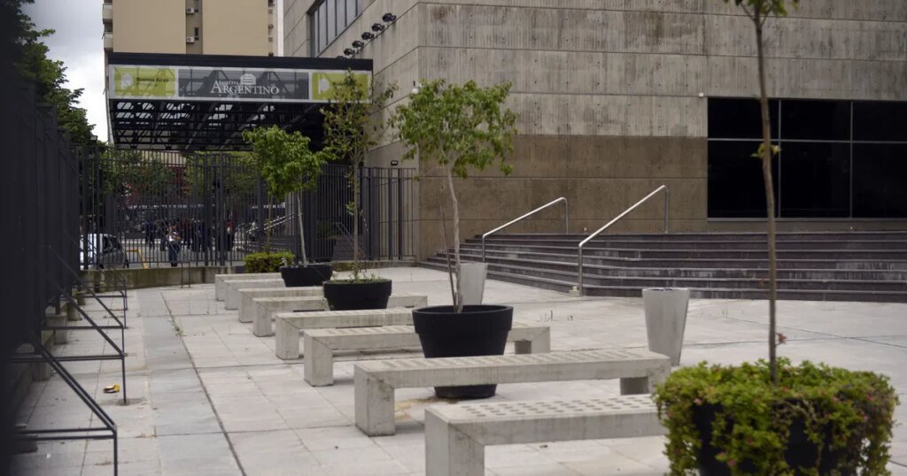 Conmoción en La Plata: hallaron a una joven muerta en el subsuelo del Teatro Argentino