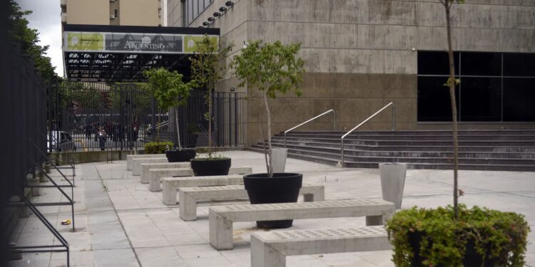 Conmoción en La Plata: hallaron a una joven muerta en el subsuelo del Teatro Argentino