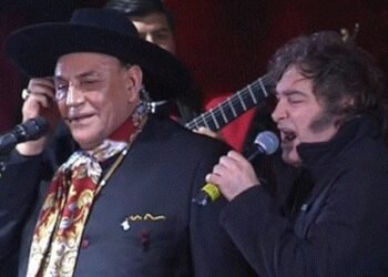 Milei sorprendió al cantar con el Chaqueño en Jesús María y agradeció a Córdoba por su apoyo