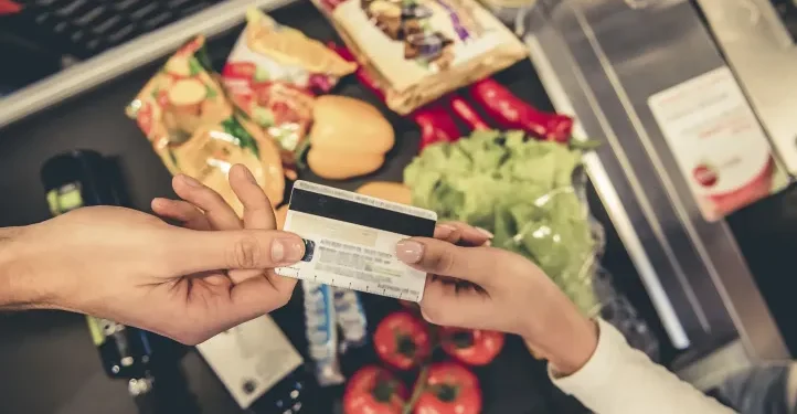 Crisis de morosidad: bancos ajustan límites en tarjetas y refinancian deudas de clientes