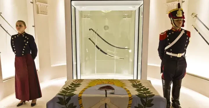 Renunció la directora del Museo Histórico Nacional por el traslado del sable de San Martín