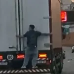 Imprudencia en la 25 de Mayo: joven viajó colgado de un camión y puso en riesgo su vida