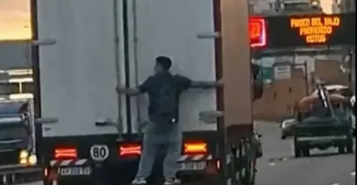 Imprudencia en la 25 de Mayo: joven viajó colgado de un camión y puso en riesgo su vida