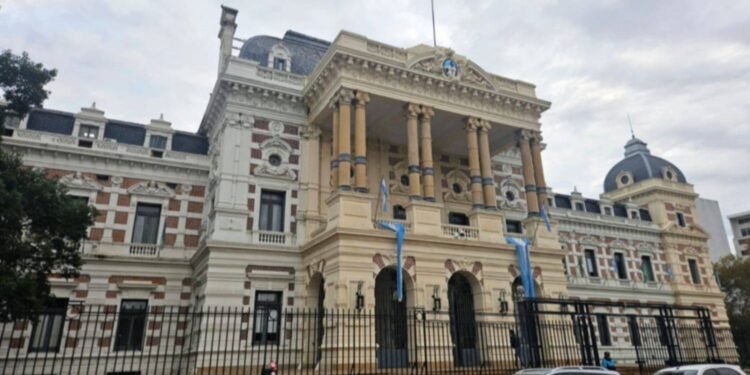 Negociaciones salariales en crisis: gremios docentes y estatales rechazan propuesta oficial